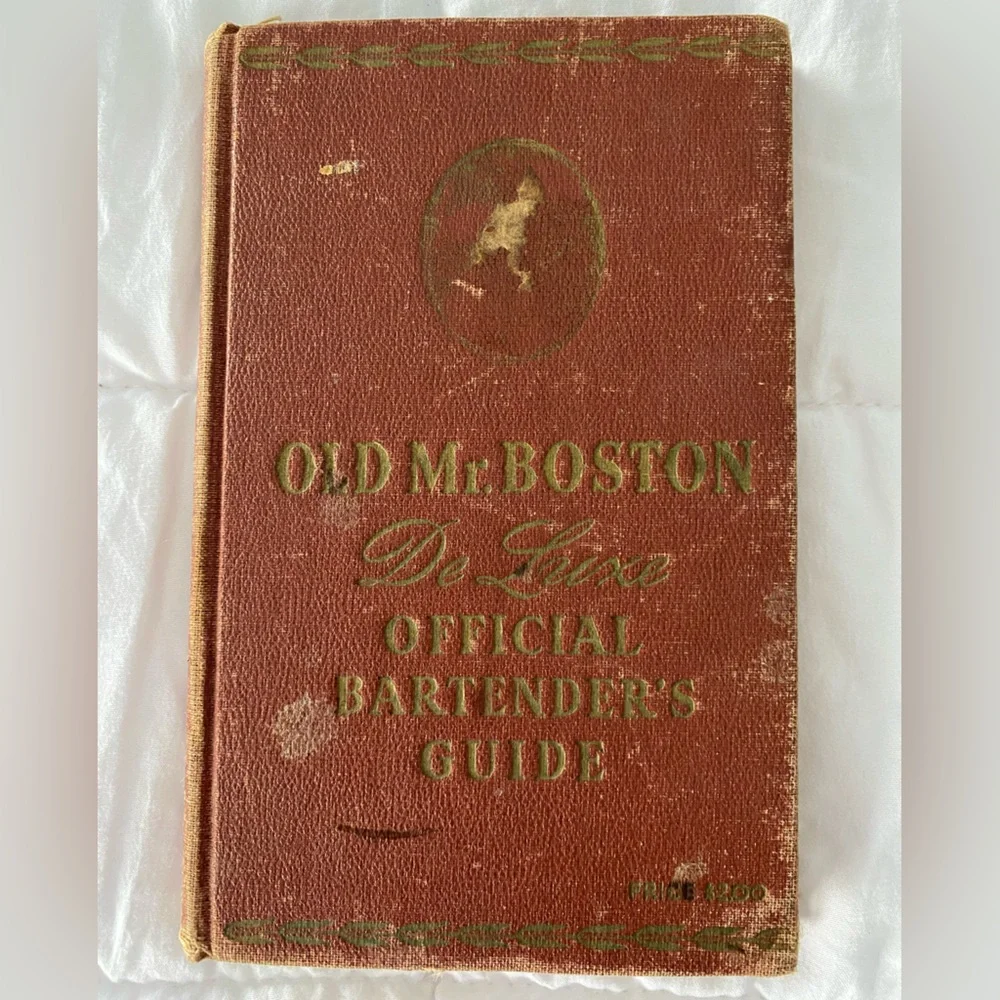 Vintage 1946 Printing of Old Mr. Boston De Luxe Official Bartender's Guide - Picture 1 of 6